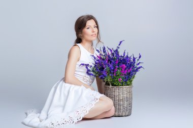 Lavanta bir sepet tutan kadın