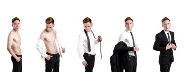 adam bir gömlek ve takım elbise giyer