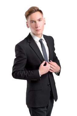 siyah elbiseli bir genç adam