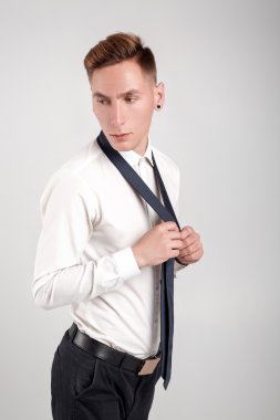  Beyaz tişörtlü adam 