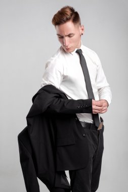  Beyaz tişörtlü adam 