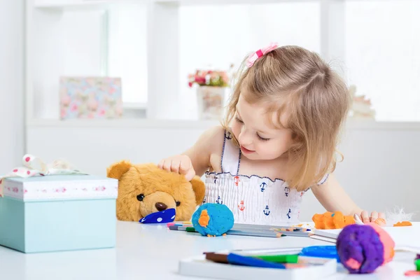 Fille jouer avec la plasticine colorée — Photo