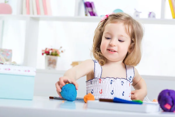 Chica jugando con plastilina de color — Foto de Stock