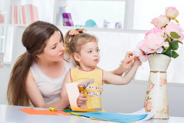 Creatieve vrijetijdsbesteding moeder en dochter — Stockfoto