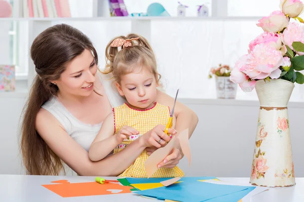 Creatieve vrijetijdsbesteding moeder en dochter — Stockfoto