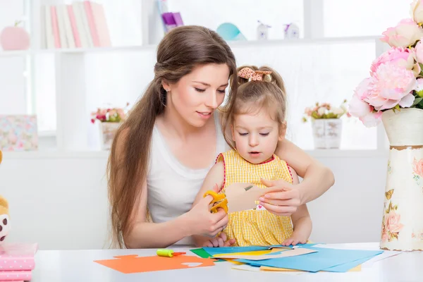 Creative leisure mom and daughter — Stock Photo, Image