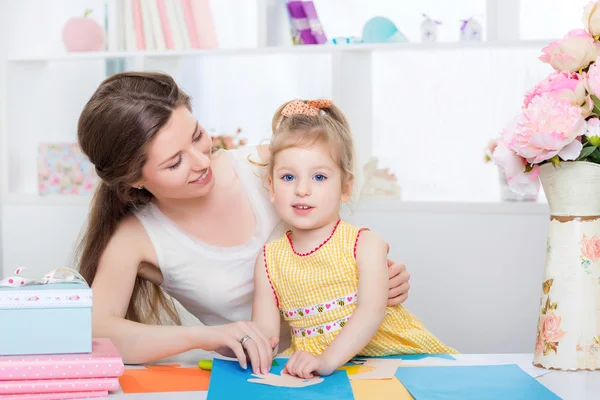 Creatieve vrijetijdsbesteding moeder en dochter — Stockfoto