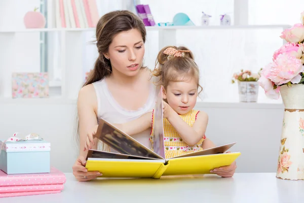 Anya és lánya együtt olvasnak. — Stock Fotó
