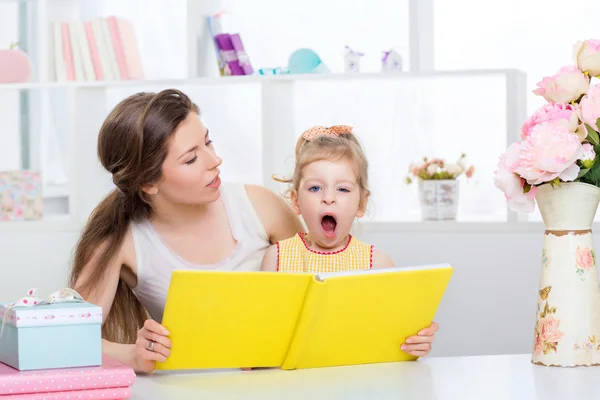 Moeder en dochter lezen samen — Stockfoto