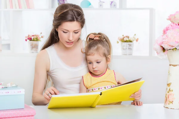 Moeder en dochter lezen samen — Stockfoto