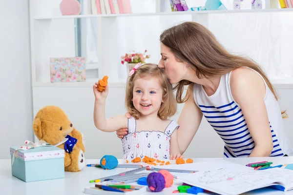 Mother and her little daughter drawing — Stock Photo, Image