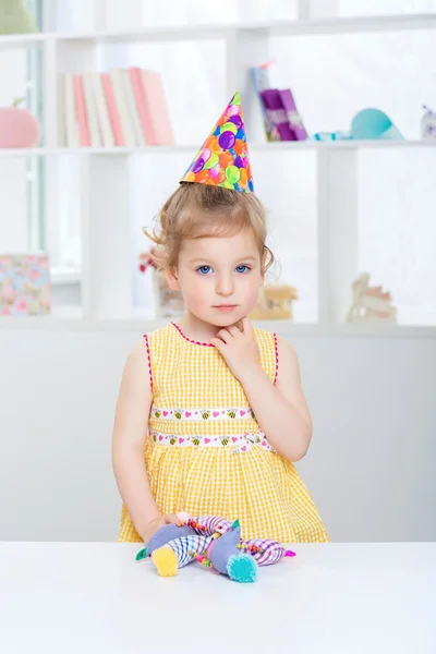 Petite fille dans un chapeau de fête — Photo