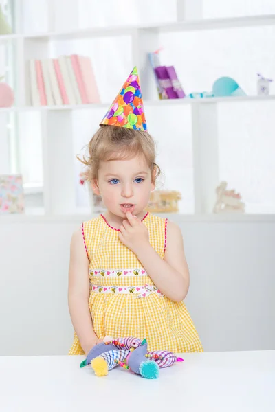 Petite fille dans un chapeau de fête — Photo