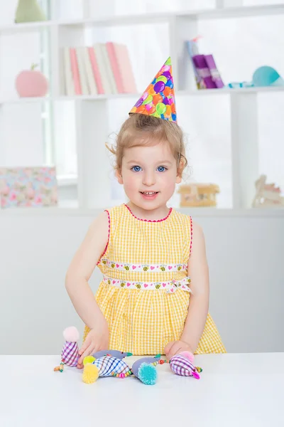 Klein meisje in een feestelijke hoed — Stockfoto