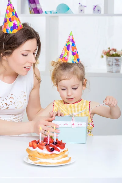 Maman donne cadeau fille — Photo