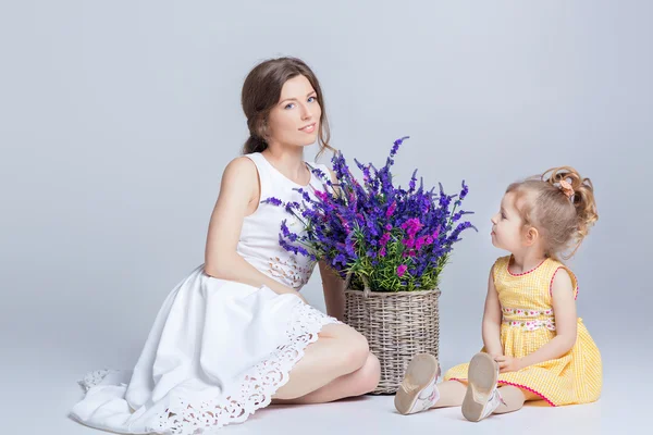 Frau hält einen Korb Lavendel in der Hand — Stockfoto