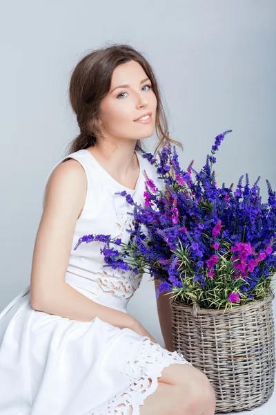 Frau hält einen Korb Lavendel in der Hand — Stockfoto