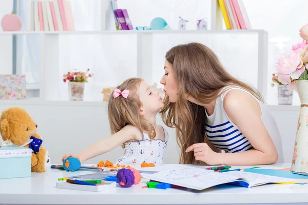 Mother and her little daughter drawing — Stock Photo, Image