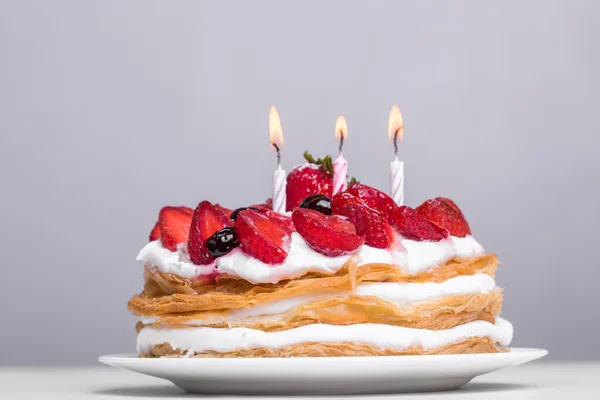Tårta med färska jordgubbar — Stockfoto