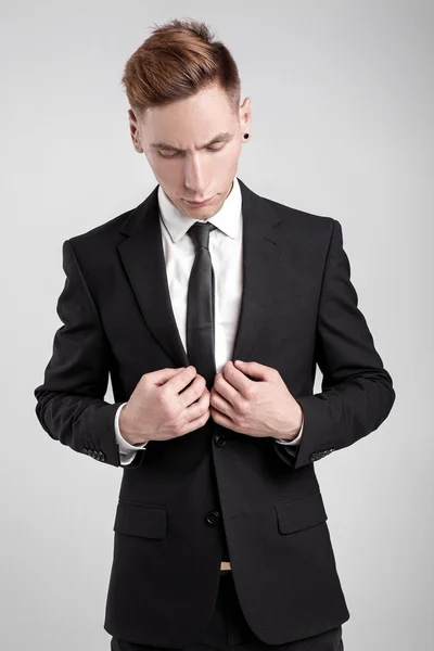 Νεαρός άνδρας σε ένα μαύρο κοστούμι — Φωτογραφία Αρχείου