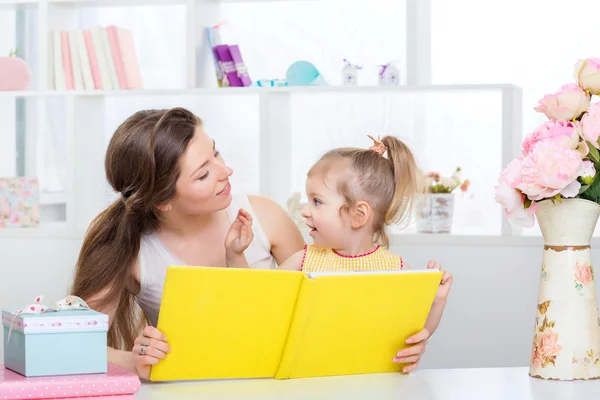 Mom and daughter reading together Royalty Free Stock Images