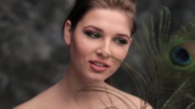 renkli makyaj ve tavus kuşu tüyü ile kız