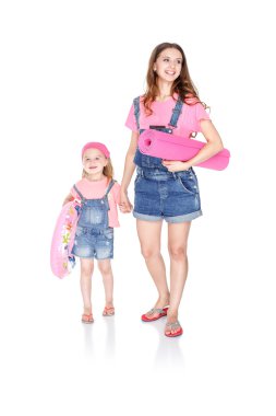 kauçuk yüzük ile anne ve kızı