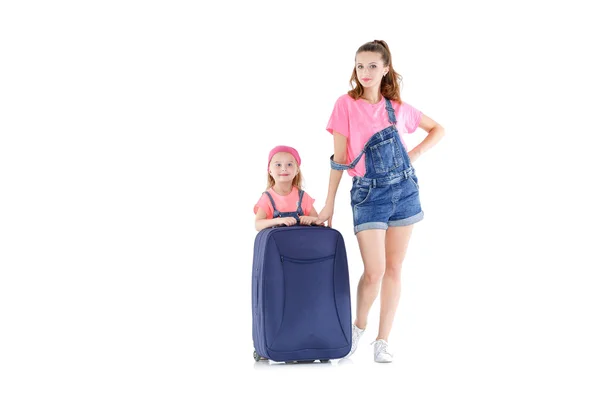 Жінка і дитина з валізою — стокове фото