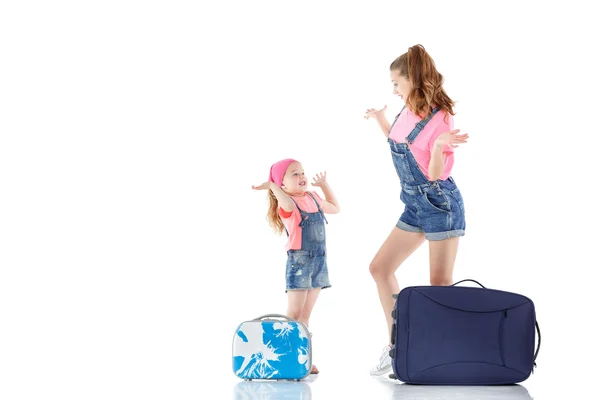 Mujer y niño con una maleta —  Fotos de Stock