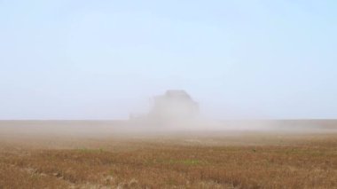 ... tarlada çalışan biçerdöveri birleştirin.