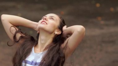 Bahar yağmur altında dönen kadın