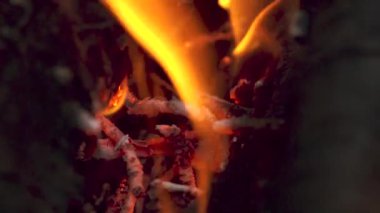 parlak yanan odun,