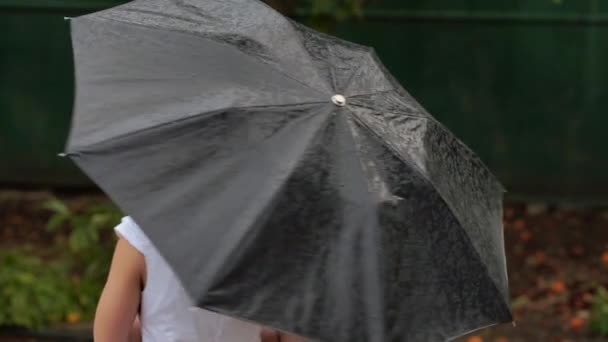 Mujer con paraguas bajo la lluvia — Vídeos de Stock