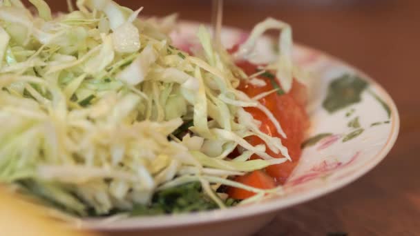 Óleo derramado em salada — Vídeo de Stock