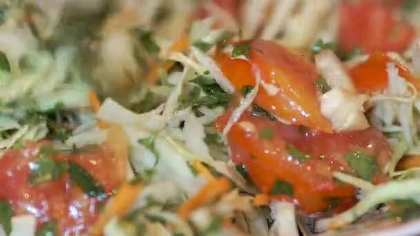 Salat mit frischem Gemüse mit einem Löffel umrühren — Stockvideo