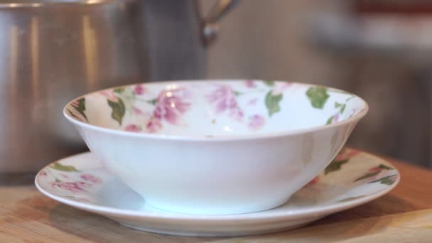Polévka nalije do misky. — Stock video