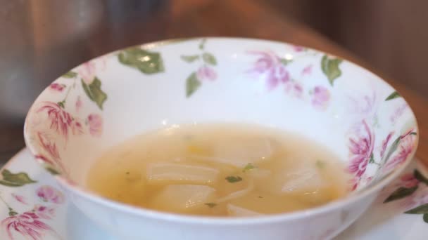 Suppe in eine Schüssel gegossen. — Stockvideo