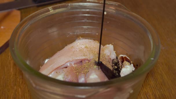 Marinando carne. salsa de soja, viértela en el tazón con la carne — Vídeos de Stock