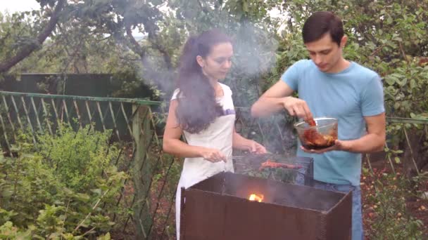 Couple near the barbecue. — Stock Video