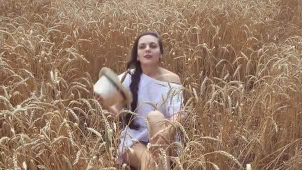 Vrouw in witte jurk in tarweveld — Stockvideo