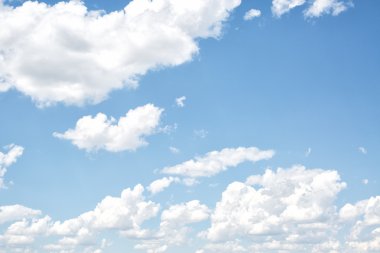  Mavi gökyüzündeki bulutlar