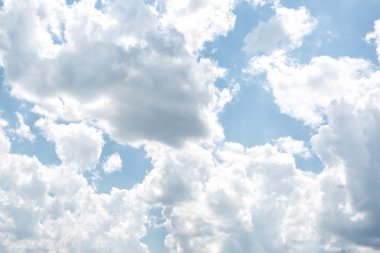  Mavi gökyüzündeki bulutlar