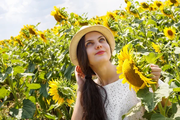 Donna in un campo di girasole — Foto Stock