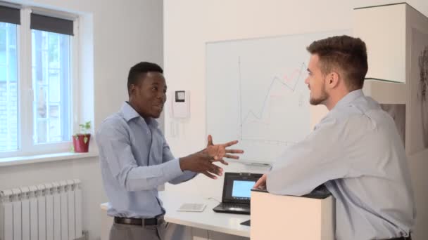 Biznesmen rozmawiający w biurze — Wideo stockowe