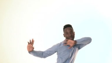 genç adam dans ediyor