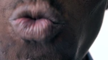 Gülümseyen ve öpüşme Afrikalı-Amerikalı adam