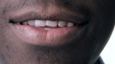 Gülümsemek gülümseyen adam.