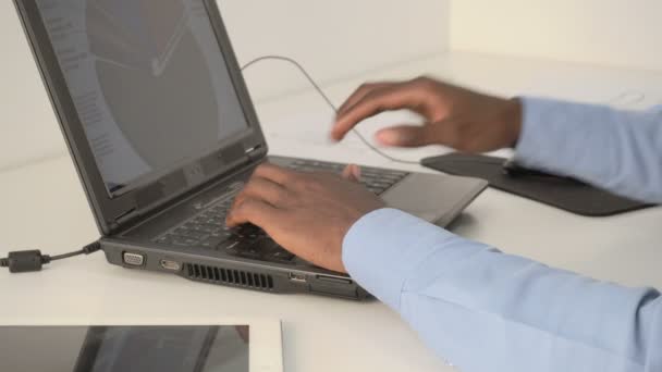 Manos masculinas escribiendo en el teclado del ordenador portátil — Vídeos de Stock