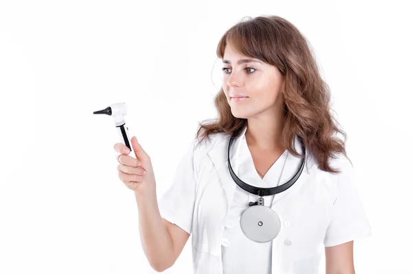 Arzt hält das Otoskop in der Hand — Stockfoto