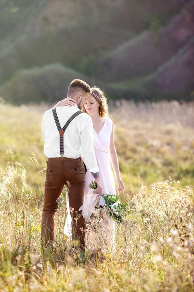 Braut und Bräutigam umarmen sich bei der Hochzeit — Stockfoto